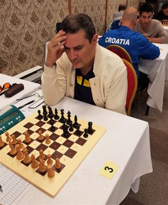 Agustín Fernández durante una de las partidas en Rumanía