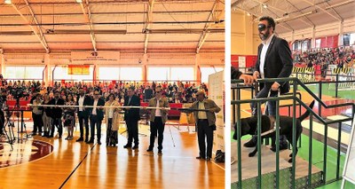 Collage gráfico del acto en Azuqueca, con el 'gran bastón blanco' y, a la derecha, el alcalde caminando a ciegas apoyado por un perro guía