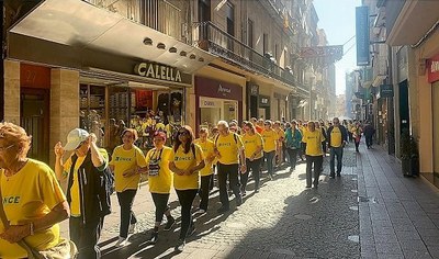 El grupo, en plena caminata