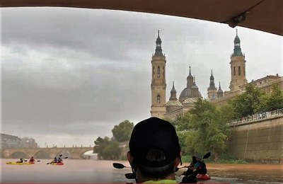 El grupo, remando bajo la lluvia, llega a la altura de la Basílica del Pilar