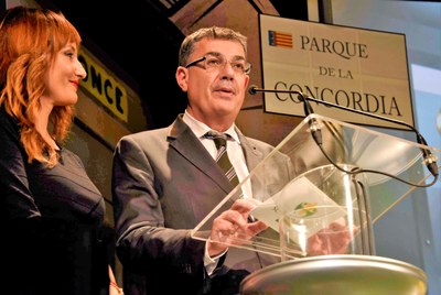El president de les Corts, Enric Morera, junto a la presentadora del acto Laura Ferrer
