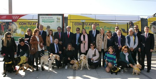 Foto de familia de autoridades y representantes de la ONCE en las instalaciones de Metro