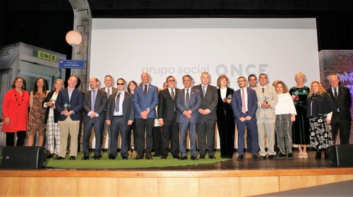 Foto de familia de los premiados junto a las autoridades