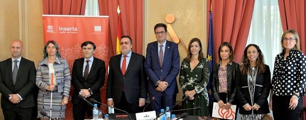 Foto de familia de responsables de Fundación ONCE y Paradores en la firma del convenio 