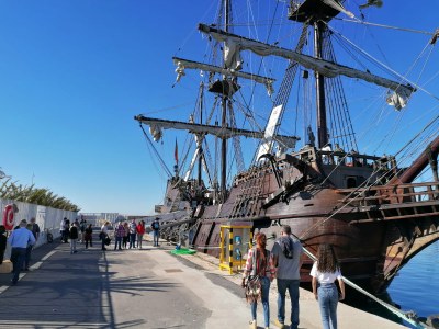 La nave, atracada en el puerto almeriense