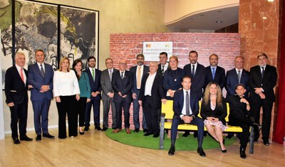 Los premiados posan sobre el escenario junto a las autoridades presentes al finalizar el acto