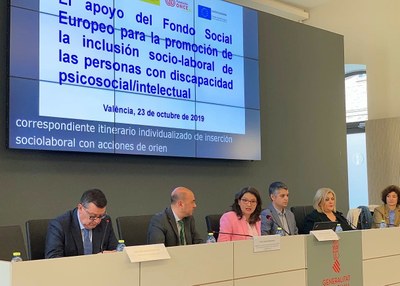 Mesa presidencial del acto