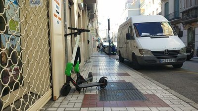 Patinetes en la acera pública