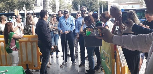 Representantes de las instituciones isleñas, provistos de un antifaz que les impide la visión, prueban su capacidad de movilidad con un bastón blanco