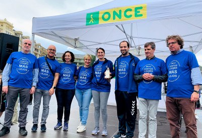 Responsables de la ONCE junto a los ganadores del Cascabel de Oro