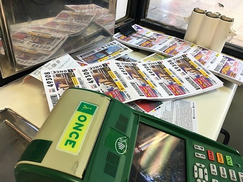 Un TPV rodeado con una muestra de distintos tipos de juego de la ONCE