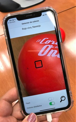 Usuario utilizando en su dispositivo la app de identificación de colores
