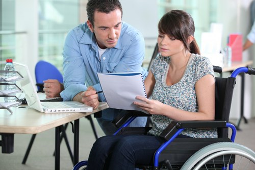 Joven con discapacidad en silla de ruedas