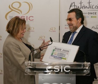 Rosa Menéndez y Miguel Carballeda, con una lámina enmarcada del cupón dedicado al 80 aniversario del CSIC