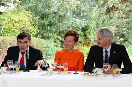 Alberto Durán se dirige a los miembros del cuerpo diplomático, acompañado por la embajadora finlandesa y el presidente de la Academia de la Diplomacia española, Santiago Velo