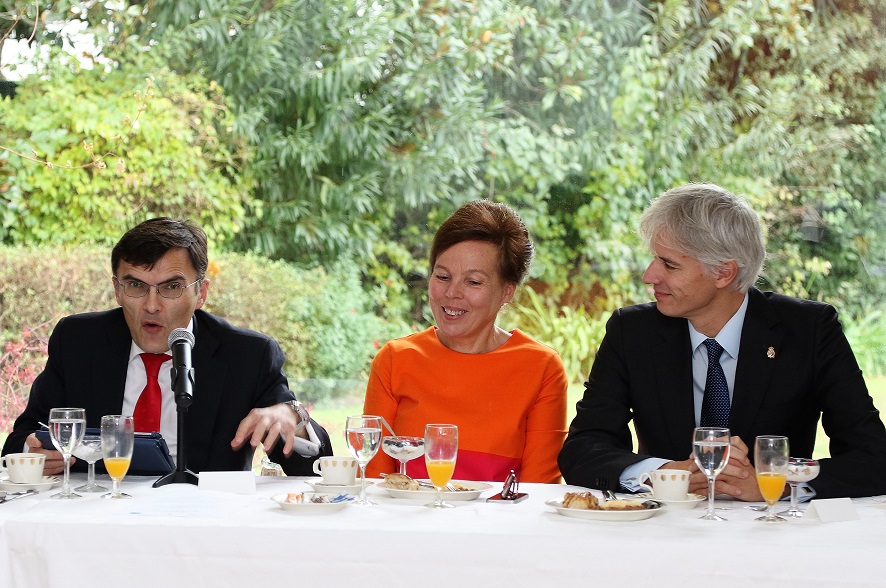 Alberto Durán se dirige a los miembros del cuerpo diplomático, acompañado por la embajadora finlandesa y el presidente de la Academia de la Diplomacia española, Santiago Velo