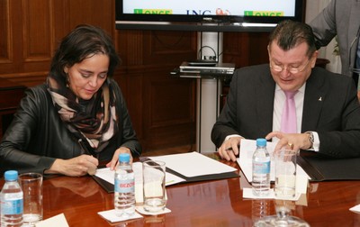 Almudena Román y Ángel Sánchez en la firma del acuerdo