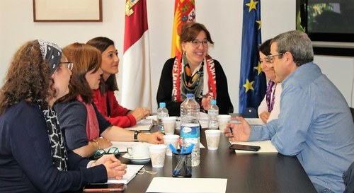 Blanca Fernández (en el centro) y Pilar Callado (a su derecha), junto a la representación del CERMI castellano-manchego