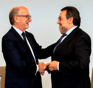 Brufau (a la izquierda) estrecha su mano con Miguel Carballeda en la firma del acuerdo
