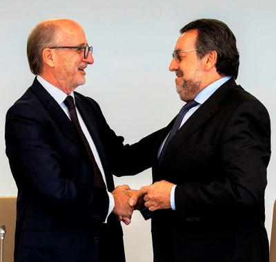 Brufau (a la izquierda) estrecha su mano con Miguel Carballeda en la firma del acuerdo