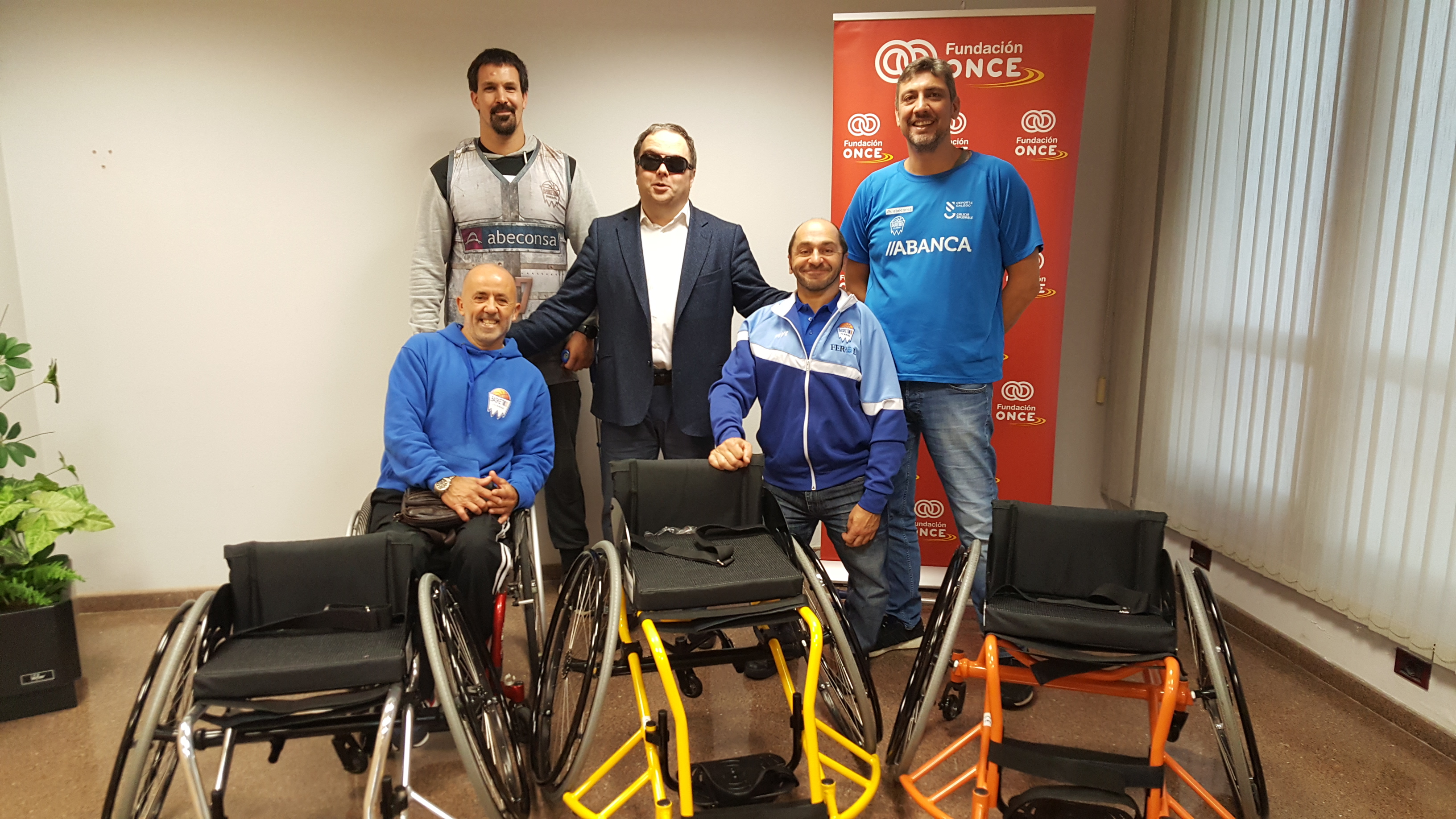 Entrega de sillas a la escuela Basketmi Ferrol