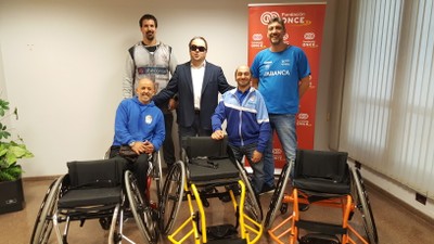 Entrega de sillas a la escuela Basketmi Ferrol