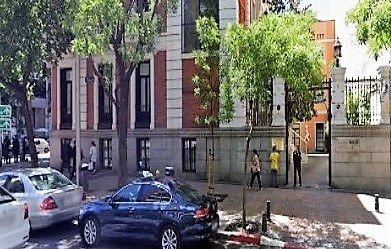 Fachada principal y puerta de entrada al Consejo General de la ONCE en Madrid
