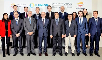 Foto de familia de los equipos del Grupo Social ONCE y de Repsol y su Fundación, tras la rúbrica del convenio