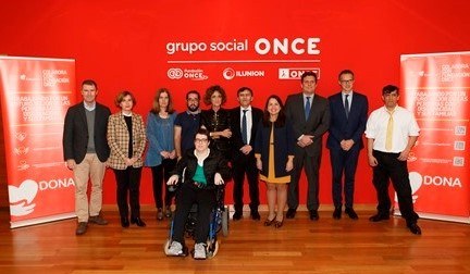 Foto de familia de los participantes en el acto con los responsables del Grupo Social ONCE