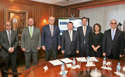 Foto de familia de los respectivos equipos de Telefónica y de la ONCE que acudieron al acto de la firma del convenio