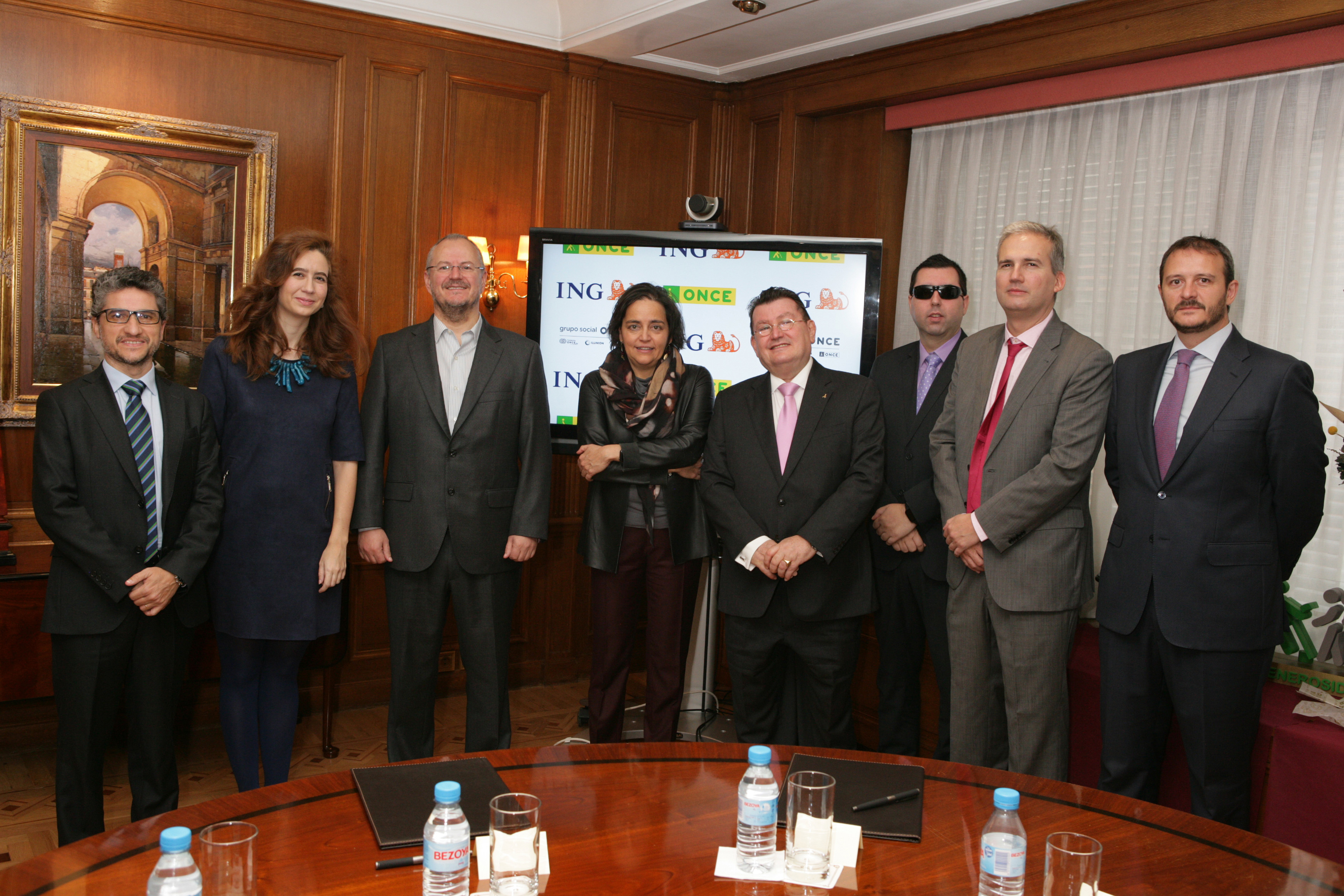 Foto de familia de los responsables de ING y ONCE, con Almudena Román y Ángel Sánchez en el centro de la imagen.