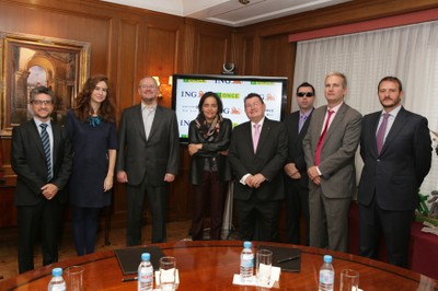 Foto de familia de los responsables de ING y ONCE, con Almudena Román y Ángel Sánchez en el centro de la imagen.