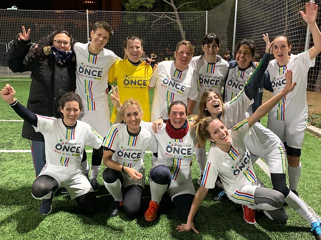 Las chicas del equipo femenino celebran, felices, sobre el campo una reciente victoria