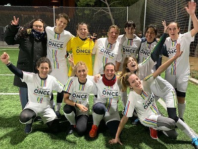 Las chicas del equipo femenino celebran, felices, sobre el campo una reciente victoria