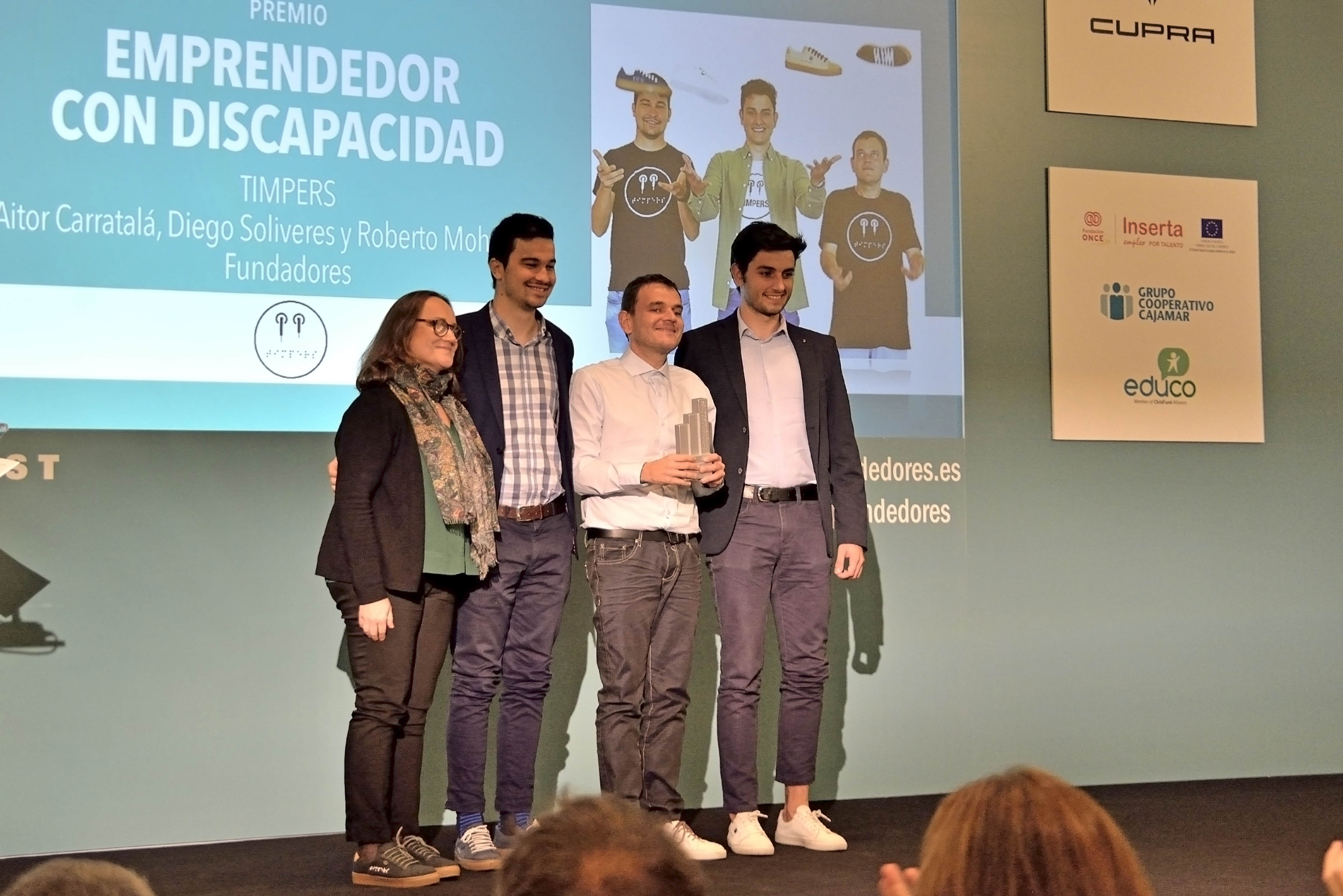 Lo ganadores de Timpers junto a Sabina Lobato con el premio