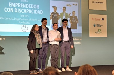 Lo ganadores de Timpers junto a Sabina Lobato con el premio