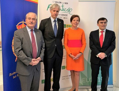 Desde la derecha, Alberto Durán, la embajadora de Finlandia , Santiago Velo y el jefe de la Representación de la UE en España, Francisco Fonseca