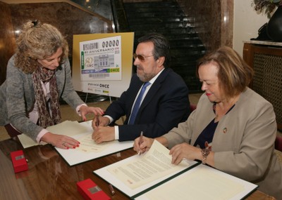 Miguel Carballeda y Rosa Menéndez en el acto de la firma, con el cupón dedicado al CSIC