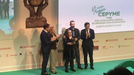 Momento de la entrega del premio, con Gerardo Cueva, Nadia Calviño, Alberto Muñoz, Alberto Durán y una trabajadora con discapacidad de 'Pájaros en la cabeza'