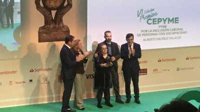 Momento de la entrega del premio, con Gerardo Cueva, Nadia Calviño, Alberto Muñoz, Alberto Durán y una trabajadora con discapacidad de 'Pájaros en la cabeza'