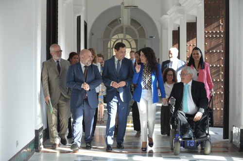 Moreno Bonilla junto a Rocío Ruiz y los presidentes del Cermi estatal y de Andalucía