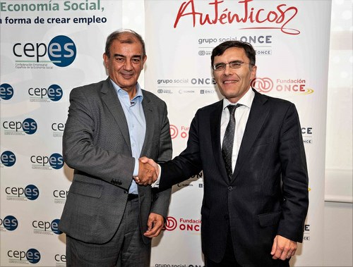 Pedreño (a la izquierda) y Alberto Durán sellan el compromiso con un apretón de manos