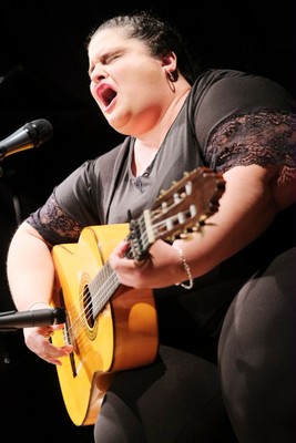Teresa Cobo Sánchez en plena actuación musical