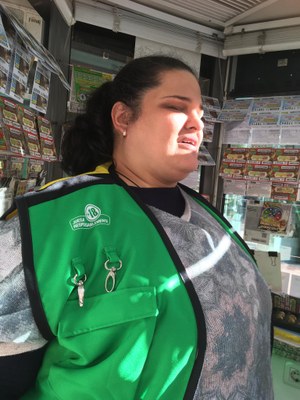 Teresa Cobo Sánchez en su quiosco de venta de los productos de juego de la ONCE