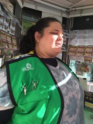 Teresa Cobo Sánchez en su quiosco de venta de los productos de juego de la ONCE