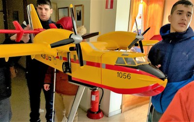 Dos de los alumnos conocen la estructura de los aviones en unas maquetas, antes de subir a bordo