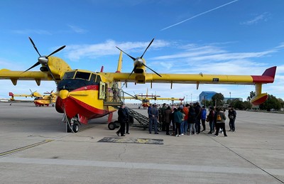 El grupo se prepara, junto a la escalerilla, para acceder a una de las aeronaves
