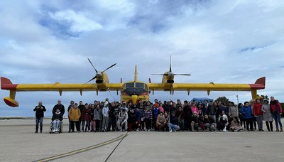 Foto de familia del grupo al completo, a pie de pistas, al finalizar la visita