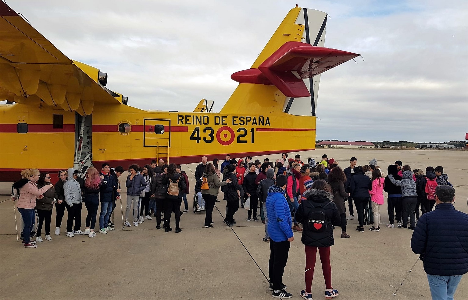 Terminada la visita a bordo, el grupo comenta a pie de pista sus impresiones