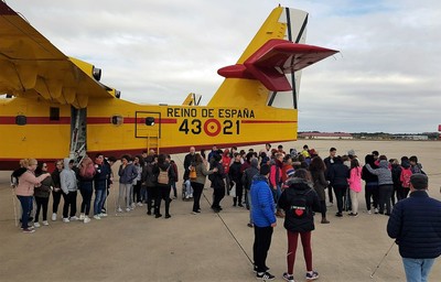 Terminada la visita a bordo, el grupo comenta a pie de pista sus impresiones